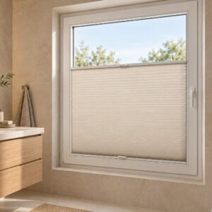 Sfeerimpressie van een LIVA honinggraatplissé in een slank boorvrij raamframe in een beige badkamer